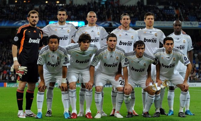 足球国足球迷自发组织万人方阵助威（万名球迷自发组建方阵为国足助威）