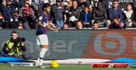 伯恩利遭遇英超七连败连场惜败，排名跌入降级区（伯恩利英超七连败屡遭小负，排名滑落至降级区）