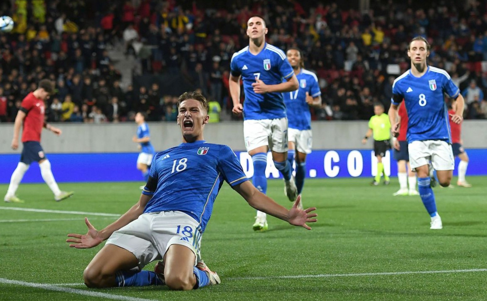 湖人浓眉哥篮下统治力助球队获胜（浓眉内线统治带领湖人取胜）