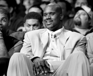 在直播镜头前被弗拉门戈球迷暴力扯头发，女记者发文呼吁尊重（直播中遭弗拉门戈球迷粗暴揪发，女记者发声呼吁尊重）