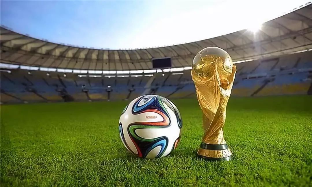 主裁谈拜仁点球：塔的手扩大了接触面积；凯恩的肘碰到了对方（主裁解释拜仁点球判罚：塔手臂扩大防守面积，凯恩肘部与对手有接触）