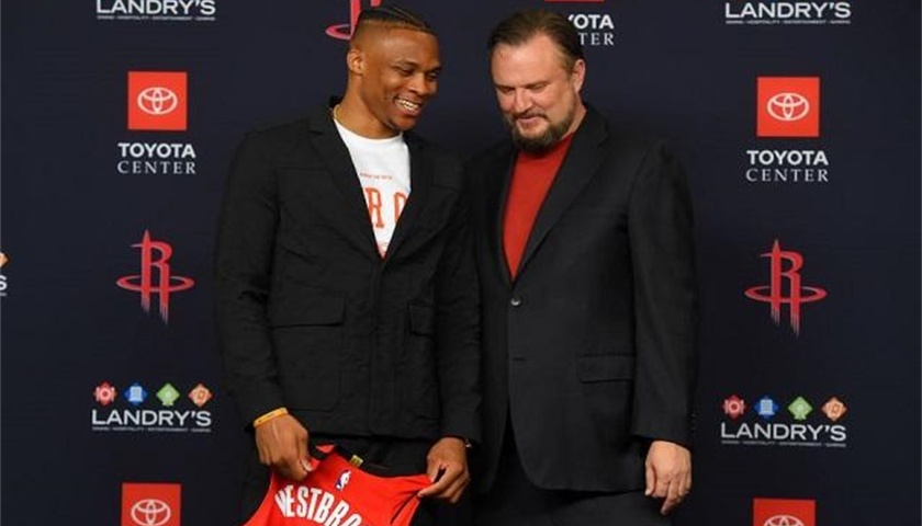 梅婷一家四口前往伯纳乌观战皇马vs尤文，女儿表示看完有点困（梅婷携家人四口现身伯纳乌观皇马对尤文，女儿笑称赛后有点困）