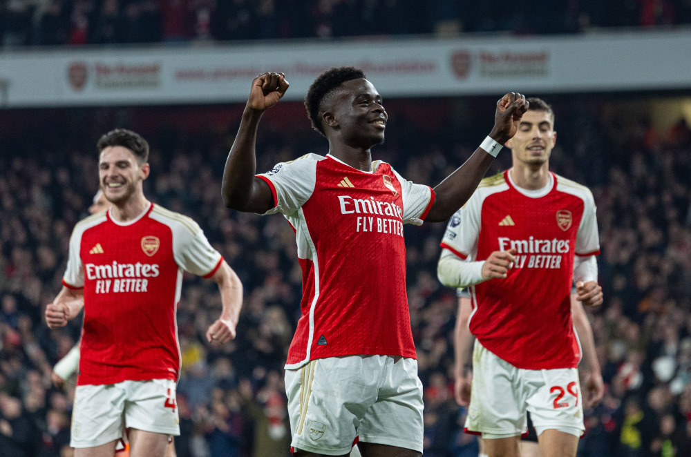 阿森西奥带女友重返伯纳乌，与齐达内一同观看了NFL比赛（阿森西奥携女友回到伯纳乌，与齐达内同场观战NFL）