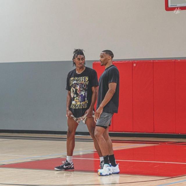 东契奇19分＆詹姆斯10分，湖人半场落后7分（半场战报：东契奇19分，詹姆斯10分，湖人暂落后7分）